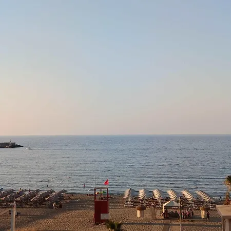 New Modern 2 Bd Flat Just Steps To *