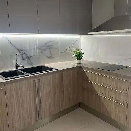 New Modern 2 Bd Flat Just Steps To Appartement