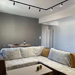 New Modern 2 Bd Flat Just Steps To Daire