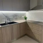 New Modern 2 Bd Flat Just Steps To Daire