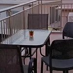New Modern 2 Bd Flat Just Steps To *