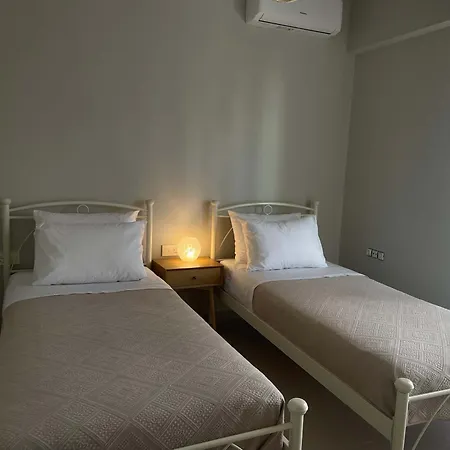 New Modern 2 Bd Flat Just Steps To