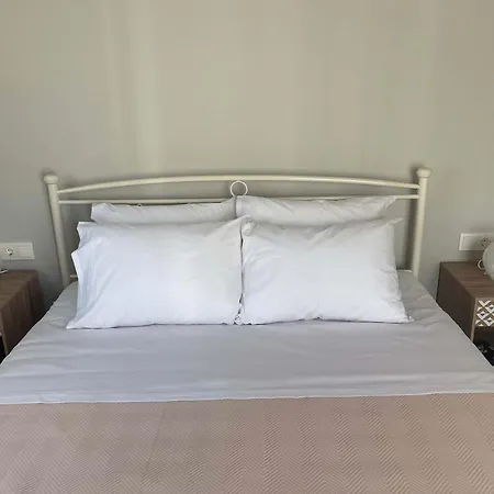 New Modern 2 Bd Flat Just Steps To *