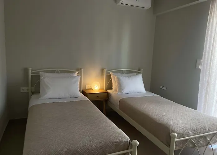 New Modern 2 Bd Flat Just Steps To