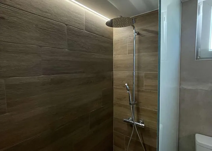 New Modern 2 Bd Flat Just Steps To * Ретимно