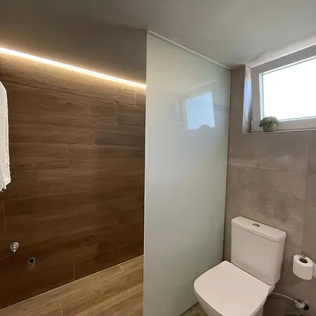 New Modern 2 Bd Flat Just Steps To Apartment *