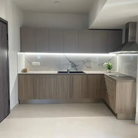 New Modern 2 Bd Flat Just Steps To Apartment *