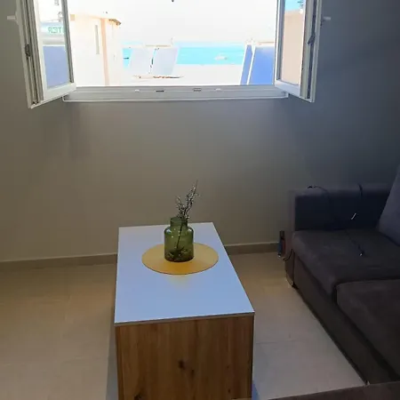 New Modern 2 Bd Flat Just Steps To Apartment *