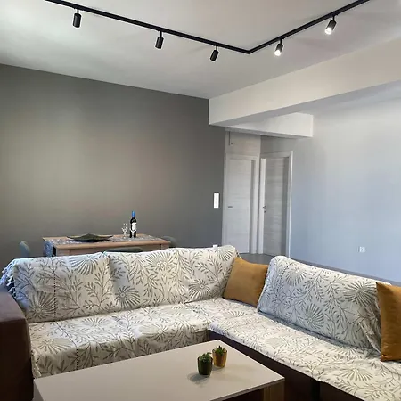 New Modern 2 Bd Flat Just Steps To Apartment