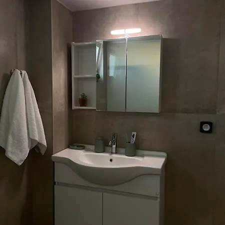 New Modern 2 Bd Flat Just Steps To Lejlighed