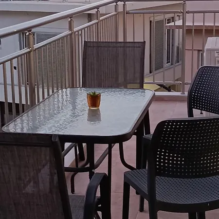 New Modern 2 Bd Flat Just Steps To *