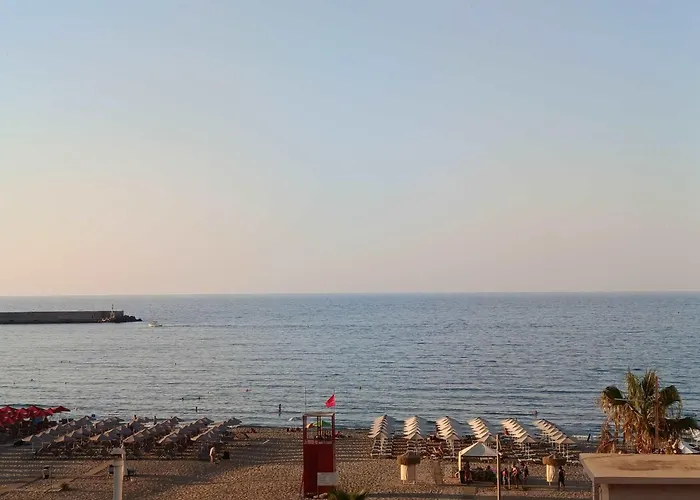 New Modern 2 Bd Flat Just Steps To *